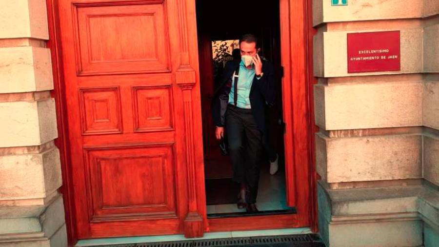 <i>Antonio Méndez Asencio sale del Ayuntamiento de Jaén.</i> <i>Antonio Méndez Asencio sale del Ayuntamiento de Jaén.</i>