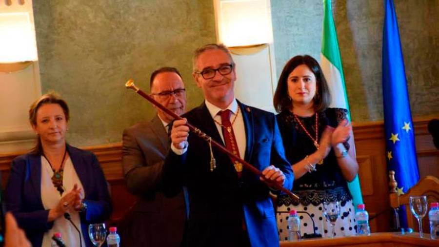 <i>16 de junio de 2019. Luis Mariano Camacho toma posesión de la Alcaldía de Bailén. / Archivo Diario JAÉN.</i> <i>16 de junio de 2019. Luis Mariano Camacho toma posesión de la Alcaldía de Bailén. / Archivo Diario JAÉN.</i>