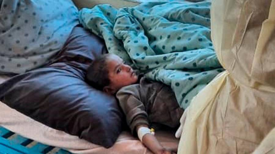 <i>Una niña afgana tendida en un camastro con un vial de suero en el brazo. / Unicef.</i> <i>Una niña afgana tendida en un camastro con un vial de suero en el brazo. / Unicef.</i>