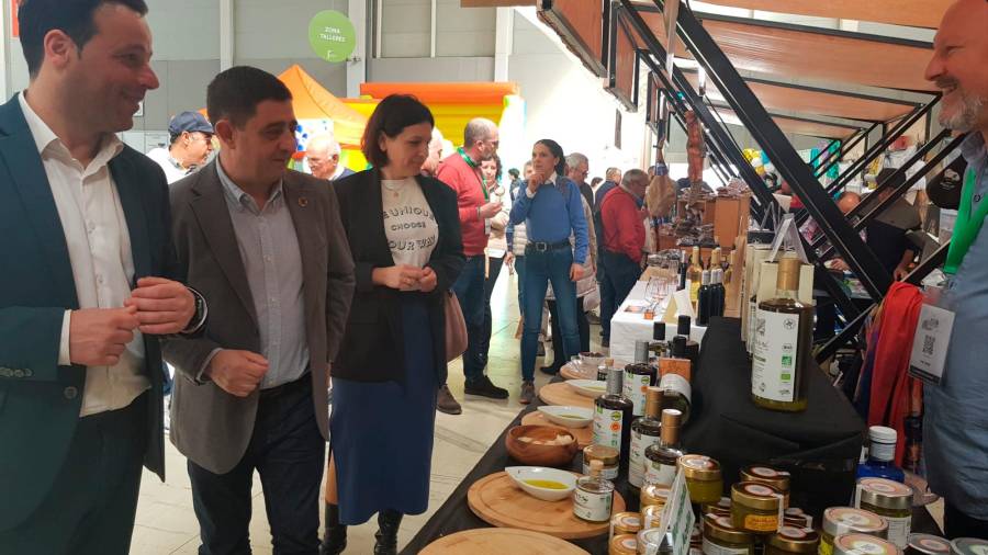 <i>Francisco Reyes flanqueado por Javier Perales e Isabel Uceda recorren los stands de Degusta Jaén. / Diputación de Jaén. </i> <i>Francisco Reyes flanqueado por Javier Perales e Isabel Uceda recorren los stands de Degusta Jaén. / Diputación de Jaén. </i>