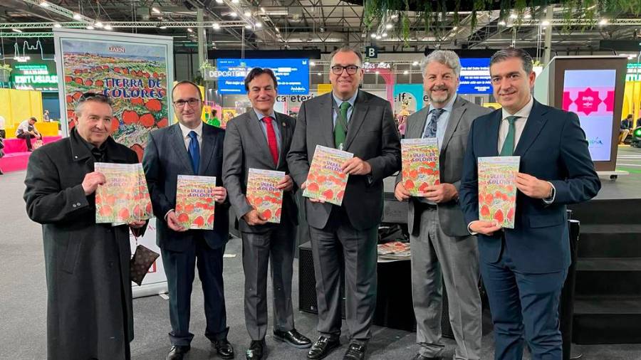 <i>El autor del cuadro de la Portada de la revista, el pintor Antonio Miguel Roa; José Ayala, delegado de Turismo; Agustín González, alcalde de Jaén; el consejero de Turismo, Arturo Bernal; Juan Espejo, director de Diario JAÉN y el alcalde de Baeza, Pedro Cabrera, en la plaza de Andalucía, con la última publicación editorial de Diario JAÉN.</i> <i>El autor del cuadro de la Portada de la revista, el pintor Antonio Miguel Roa; José Ayala, delegado de Turismo; Agustín González, alcalde de Jaén; el consejero de Turismo, Arturo Bernal; Juan Espejo, director de Diario JAÉN y el alcalde de Baeza, Pedro Cabrera, en la plaza de Andalucía, con la última publicación editorial de Diario JAÉN.</i>