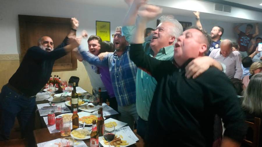 <i>Miembros de la Peña Madridista Xauen de Jaén celebran un gol del Real Madrid ante el Manchester City.</i> <i>Miembros de la Peña Madridista Xauen de Jaén celebran un gol del Real Madrid ante el Manchester City.</i>