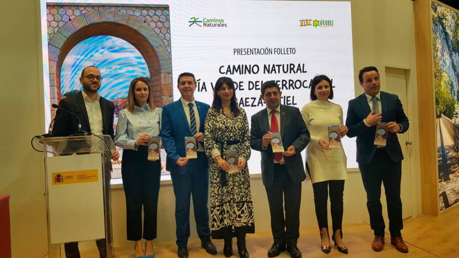 <i>Autoridades en la presentación del folleto sobre el Camino Natural Vía Verde de ferrocarril Baeza-Utiel. / Diputación de Jaén.</i> <i>Autoridades en la presentación del folleto sobre el Camino Natural Vía Verde de ferrocarril Baeza-Utiel. / Diputación de Jaén.</i>