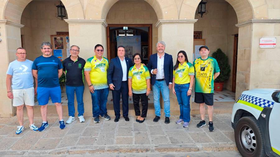 <i>El alcalde de Sabiote y miembros de su equipo de Gobierno con el director de Diario JAÉN y la delegación de Jaén de Filipinas.</i> <i>El alcalde de Sabiote y miembros de su equipo de Gobierno con el director de Diario JAÉN y la delegación de Jaén de Filipinas.</i>