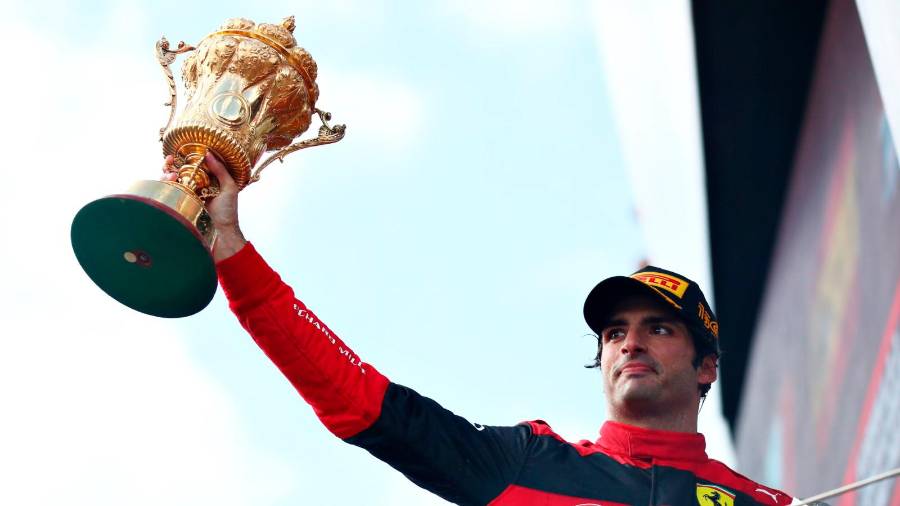 <i>El piloto español, con la copa de ganador del gran premio. / Europa Press.</i> <i>El piloto español, con la copa de ganador del gran premio. / Europa Press.</i>