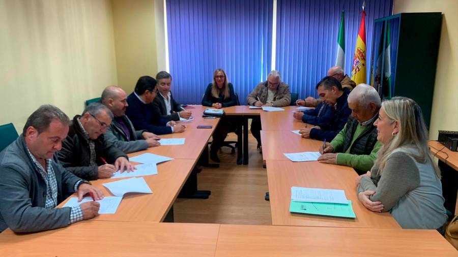 <i>Representantes de la patronal y los trabajadores firman las tablas de salario. / Nacho Guzguti / Diario JAÉN</i> <i>Representantes de la patronal y los trabajadores firman las tablas de salario. / Nacho Guzguti / Diario JAÉN</i>