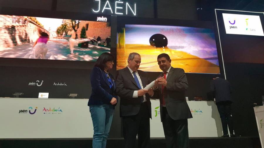 <i>Francisca Medina, Jordi Hereu y Francisco Reyes en el espacio de la provincia de Jaén. / Diputación de Jaén. </i> <i>Francisca Medina, Jordi Hereu y Francisco Reyes en el espacio de la provincia de Jaén. / Diputación de Jaén. </i>
