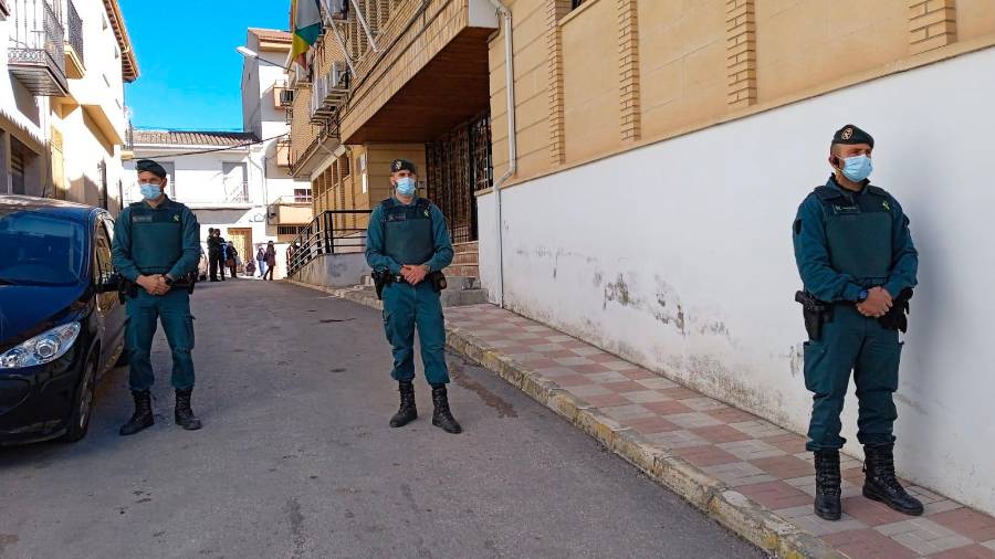 <i>Agentes de la Guardia Civil apostados a las puertas del juzgado.</i> <i>Agentes de la Guardia Civil apostados a las puertas del juzgado.</i>