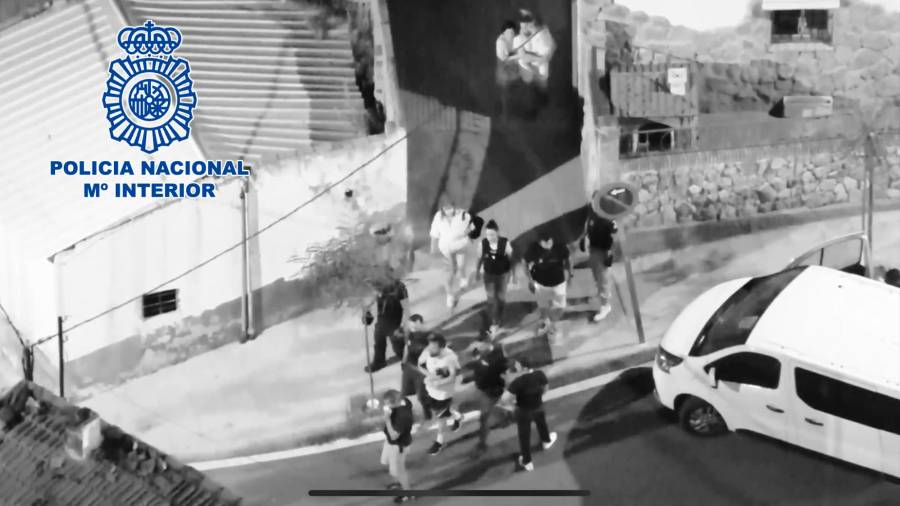 <i>El detenido es conducido al coche policial. / Policía Nacional</i> <i>El detenido es conducido al coche policial. / Policía Nacional</i>