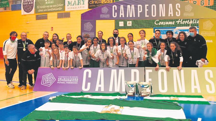 <i>Las jugadoras de la selección andaluza alevín festejan su título con el combinado mixto benjamín, subcampeón.</i> <i>Las jugadoras de la selección andaluza alevín festejan su título con el combinado mixto benjamín, subcampeón.</i>