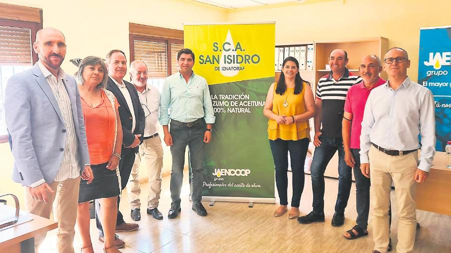 <i>Enrique Moreno, en el centro, con cooperativistas de San Isidro.</i> <i>Enrique Moreno, en el centro, con cooperativistas de San Isidro.</i>
