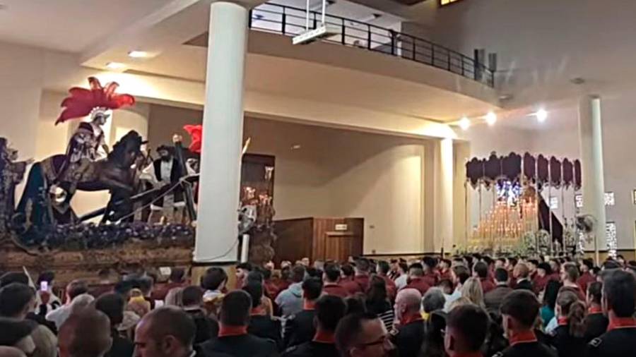 <i>Los fieles se congregan en el interior de la iglesia parroquial del Salvador. / Paco Delgado / Diario JAÉN. </i> <i>Los fieles se congregan en el interior de la iglesia parroquial del Salvador. / Paco Delgado / Diario JAÉN. </i>