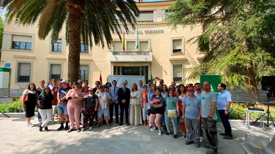 <i>Concentración en la Delegación del Gobierno de la Junta tras la lectura del manifiesto.</i> <i>Concentración en la Delegación del Gobierno de la Junta tras la lectura del manifiesto.</i>