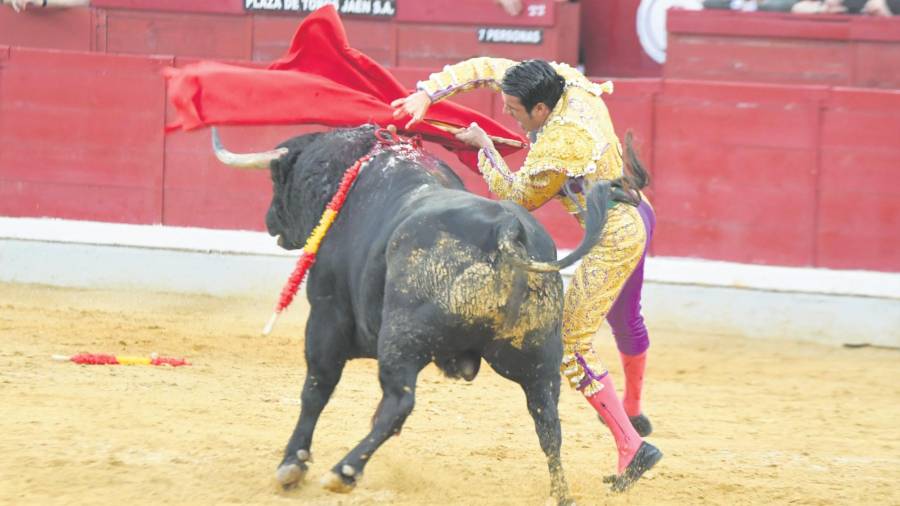 <i>Emilio de Justo culmina la suerte de matar con Boticario.</i> <i>Emilio de Justo culmina la suerte de matar con Boticario.</i>