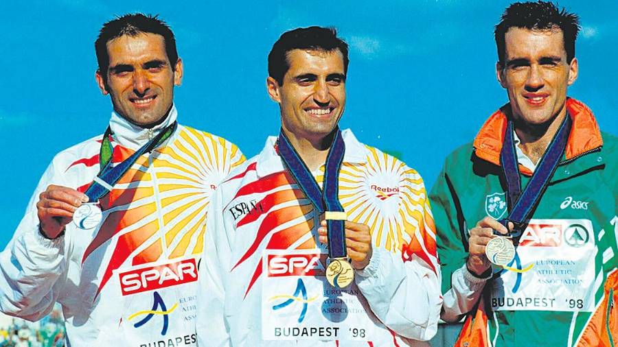 <i>Manuel Pancorbo posa con su plata europea de 5.000 en 1998, con Isaac Viciosa y Marc Carroll.</i> <i>Manuel Pancorbo posa con su plata europea de 5.000 en 1998, con Isaac Viciosa y Marc Carroll.</i>