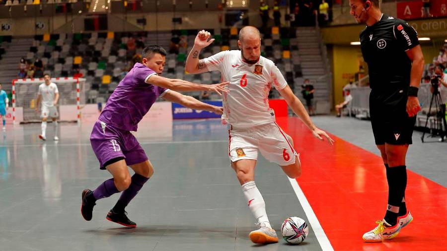 <i>Solano chuta en el partido ante Vietnán en el Olivo Arena. / RFEF.</i> <i>Solano chuta en el partido ante Vietnán en el Olivo Arena. / RFEF.</i>