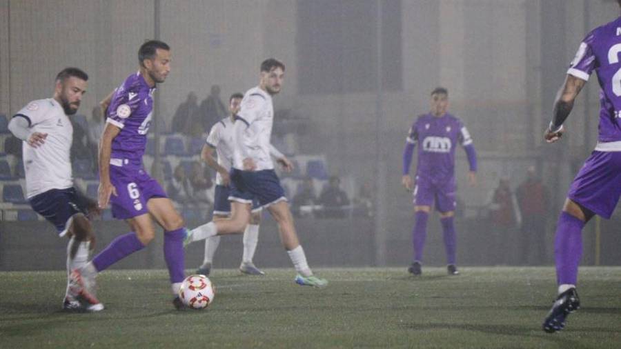 <i>Álvaro Muñiz intenta un pase ante la presión de un rival de El Palo. / Miguel Vega / Real Jaén.</i> <i>Álvaro Muñiz intenta un pase ante la presión de un rival de El Palo. / Miguel Vega / Real Jaén.</i>