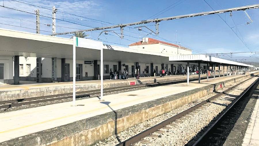 <i>La estación de Linares-Baeza, antes un referente ferroviario en el país, ha visto en los últimos años caer en picado su actividad. /Archivo Diario JAÉN.</i> <i>La estación de Linares-Baeza, antes un referente ferroviario en el país, ha visto en los últimos años caer en picado su actividad. /Archivo Diario JAÉN.</i>