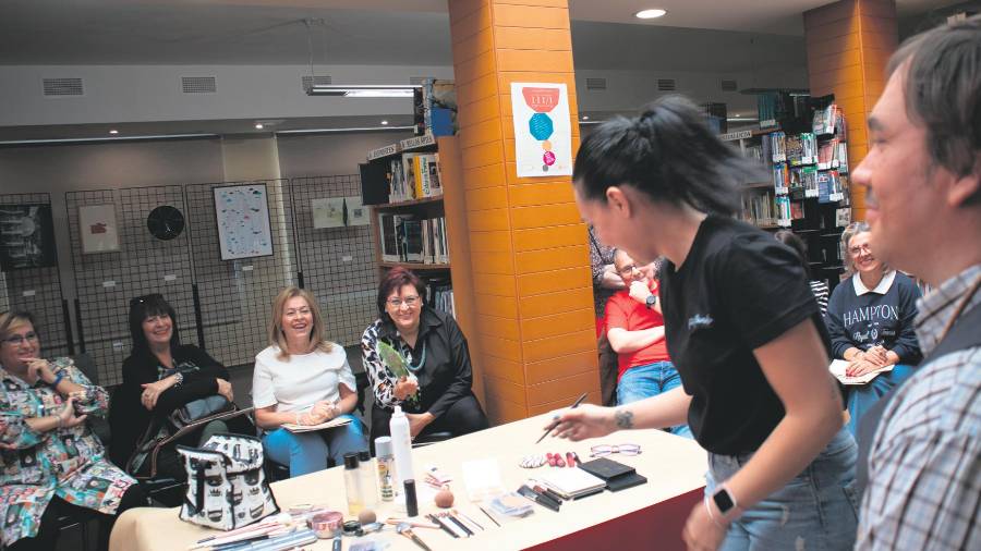 <i>Beatriz Villegas explica materiales e instrumentos para el maquillaje. / Tano García / Diario JAÉN.</i>