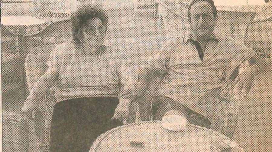 <i>Con su madre, en Calahonda, año 1991. </i> <i>Con su madre, en Calahonda, año 1991. </i>