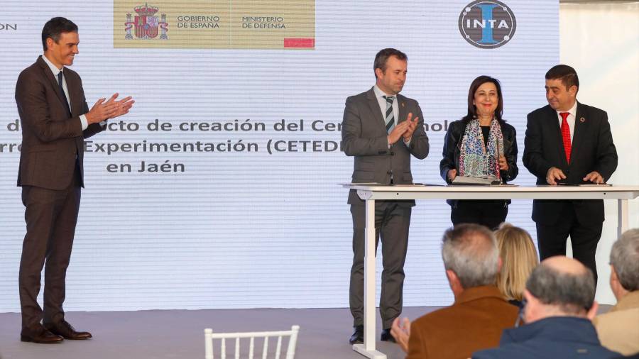 <i>Pedro Sánchez aplaude tras la firma del Cetedex por Julio Millán, Margarita Robles y Francisco Reyes. / Ministerio de Defensa.</i>