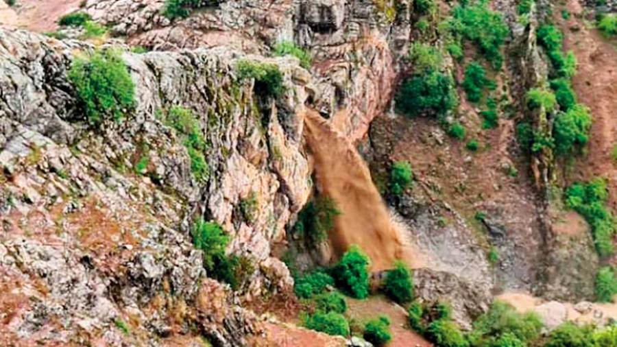 <i>Salto del Hoyo, este lunes, en el paraje de La Colmenilla, en Valdepeñas de Jaén.</i> <i>Salto del Hoyo, este lunes, en el paraje de La Colmenilla, en Valdepeñas de Jaén.</i>
