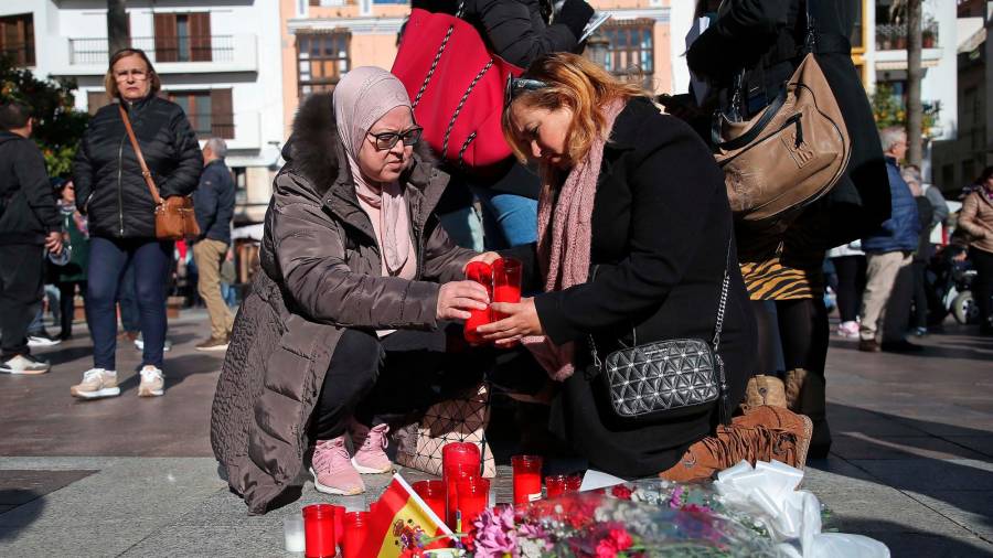 <i>Dos vecinas depositan flores en el lugar donde fue abatido Diego Valencia. / Nono Rico / Europa Press</i> <i>Dos vecinas depositan flores en el lugar donde fue abatido Diego Valencia. / Nono Rico / Europa Press</i>