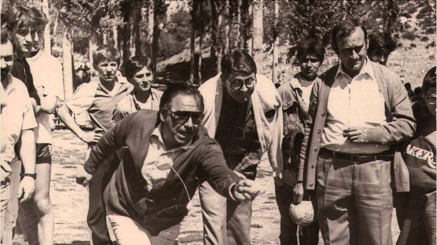 Santiago González Santoro durante una exhibición de bolos serranos, en 1980. / Federación Andaluza de Bolos. $!Santiago González Santoro durante una exhibición de bolos serranos, en 1980. / Federación Andaluza de Bolos.