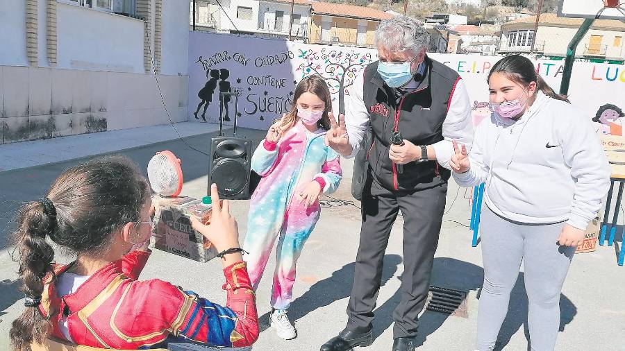 <i>Una alumna “fotografía” a dos compañeras y a Juan Espejo con una cámara de papel de periódico reciclado.</i> <i>Una alumna “fotografía” a dos compañeras y a Juan Espejo con una cámara de papel de periódico reciclado.</i>
