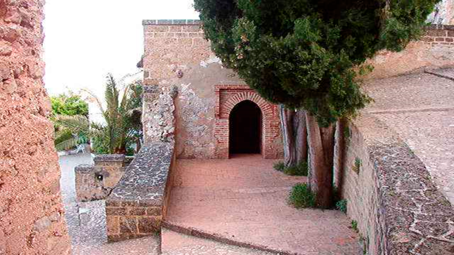 <i>Fachada principal de los Baños Árabes. A la izquierda anexo el “pilar moro”.</i>