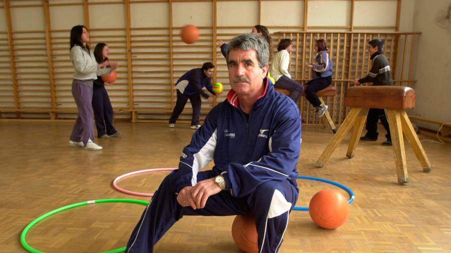 <i><b>AÑO 2001</b></i><i>. José Carlos Cámara, chándal sempiterno, en su clase de educación física en el gimnasio del Instituto Santa Catalina de Alejandría de Jaén. / Archivo Histórico de Diario JAÉN.</i> $!<i><b>AÑO 2001</b></i><i>. José Carlos Cámara, chándal sempiterno, en su clase de educación física en el gimnasio del Instituto Santa Catalina de Alejandría de Jaén. / Archivo Histórico de Diario JAÉN.</i>