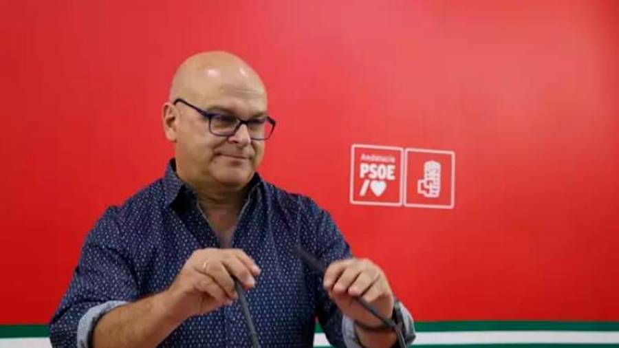 <i>Manuel Fernández, en rueda de prensa. / PSOE / Vía Europa Press.</i> <i>Manuel Fernández, en rueda de prensa. / PSOE / Vía Europa Press.</i>