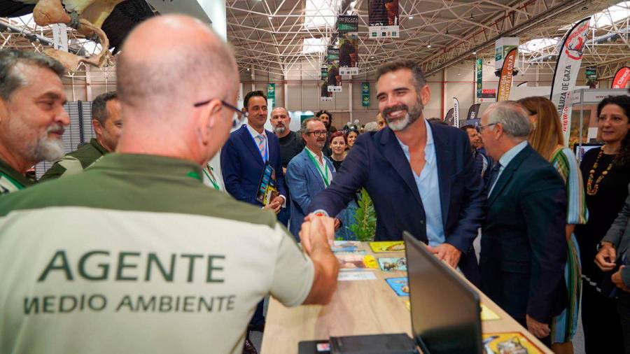 <i>Ramón Fernández-Pacheco saluda a un agente de Medio Ambiente. / Junta de Andalucía.</i> <i>Ramón Fernández-Pacheco saluda a un agente de Medio Ambiente. / Junta de Andalucía.</i>
