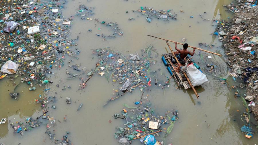 <i>Contaminación de plásticos, también en Bangladesh, en la ciudad de Sylhet. / Rafayat Hake Khan / Zuma Press / DPA / Europa Press.</i> <i>Contaminación de plásticos, también en Bangladesh, en la ciudad de Sylhet. / Rafayat Hake Khan / Zuma Press / DPA / Europa Press.</i>