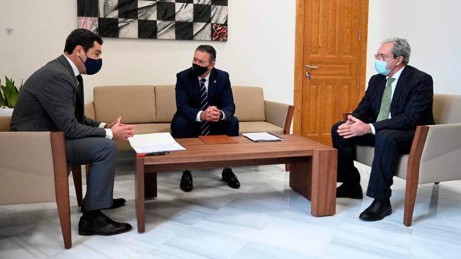 <i>Juanma Moreno, Raúl Caro-Accino y el consejero Rogelio Velasco.</i> $!<i>Juanma Moreno, Raúl Caro-Accino y el consejero Rogelio Velasco.</i>