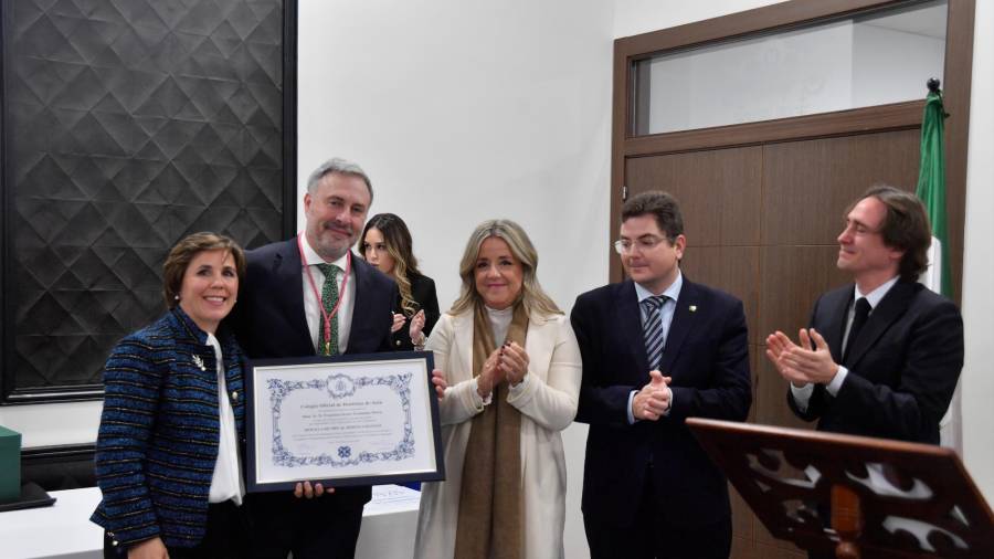 <i>Francisca Perálvarez, Francisco Javier Fernández, Elena González, Alonso Rosas y José María Delgado tras la entrega de la medalla al mérito colegial.</i> <i>Francisca Perálvarez, Francisco Javier Fernández, Elena González, Alonso Rosas y José María Delgado tras la entrega de la medalla al mérito colegial.</i>