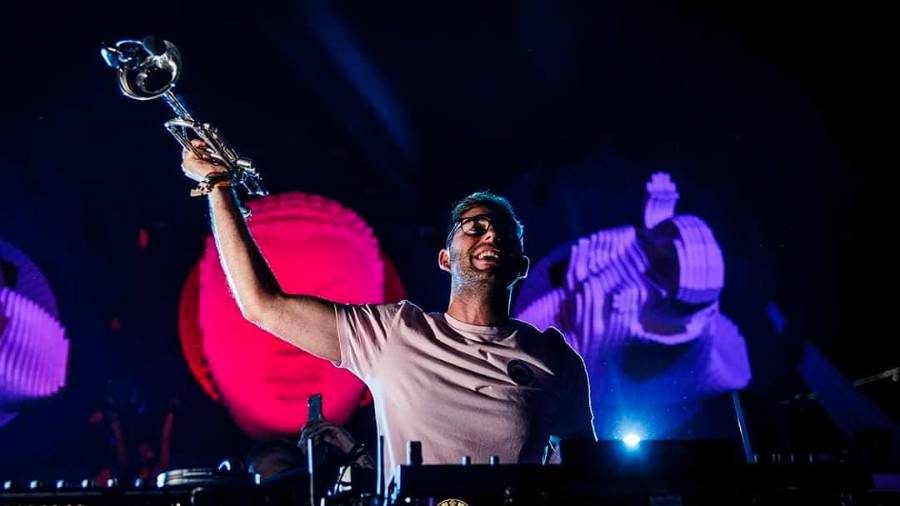 <i>El DJ Manza durante uno de sus directos con trompeta.</i> <i>El DJ Manza durante uno de sus directos con trompeta.</i>