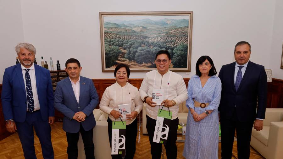 <i>Sylvia Corpuz y Sylvester Austria, flanqueados por Juan Espejo, director de Diario JAÉN; Francisco Reyes, presidente de la Diputación; Francisca Medina, vicepresidenta segunda, y Eleuterio Muñoz, presidente del periódico. / Jason Moyano / Diario JAÉN. </i> <i>Sylvia Corpuz y Sylvester Austria, flanqueados por Juan Espejo, director de Diario JAÉN; Francisco Reyes, presidente de la Diputación; Francisca Medina, vicepresidenta segunda, y Eleuterio Muñoz, presidente del periódico. / Jason Moyano / Diario JAÉN. </i>