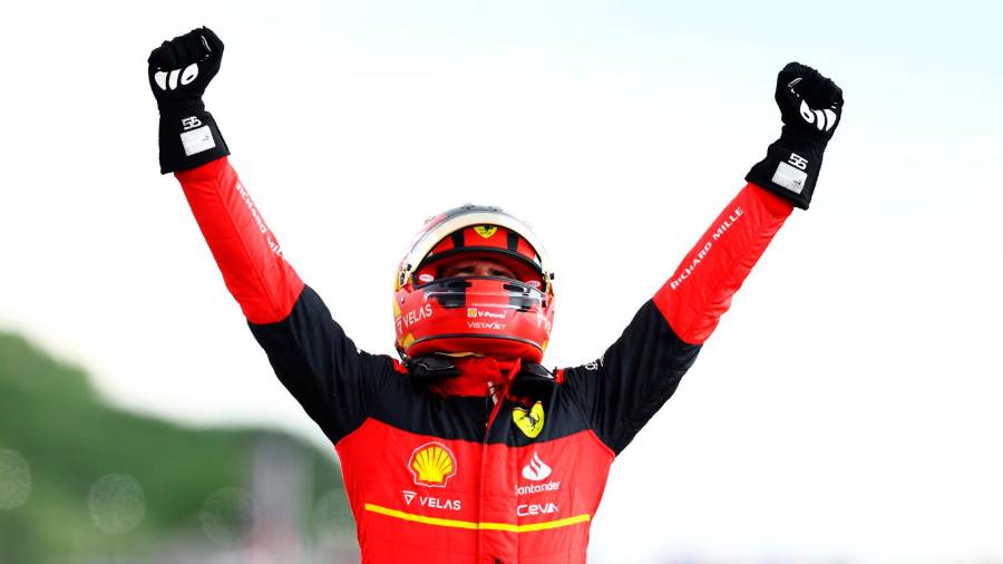 <i>Carlos Sainz levanta los puños tras bajarse del Ferrari. / Europa Press.</i> <i>Carlos Sainz levanta los puños tras bajarse del Ferrari. / Europa Press.</i>