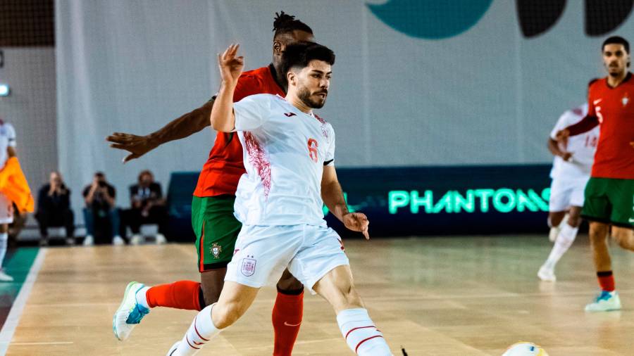 <i>Dani Zurdo realiza una jugada en su partido contra Portugal. RFEF.</i> <i>Dani Zurdo realiza una jugada en su partido contra Portugal. RFEF.</i>