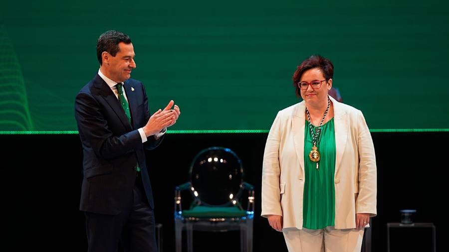 <i>Juanma Moreno aplauda ante Silvia Peláez, que posa con su Medalla de Andalucía / Junta de Andalucía.</i> <i>Juanma Moreno aplauda ante Silvia Peláez, que posa con su Medalla de Andalucía / Junta de Andalucía.</i>