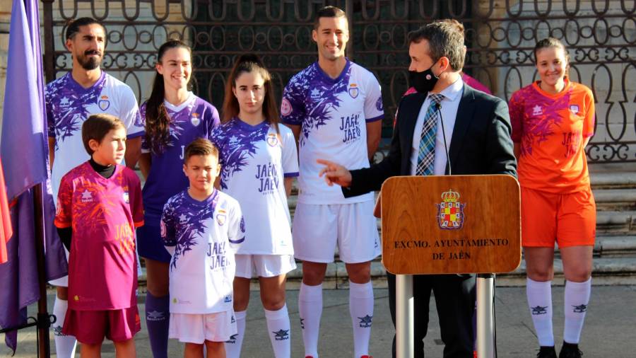 El Real Jaén presenta sus nuevas equipaciones El Real Jaén presenta sus nuevas equipaciones