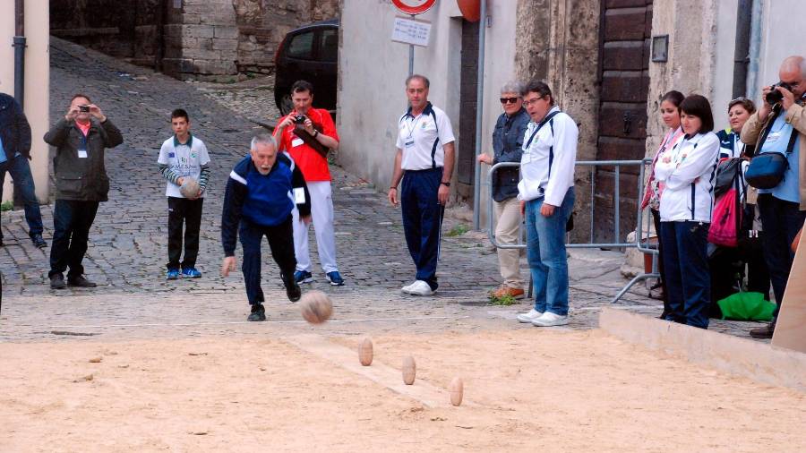 <i>Delegación de Cazorla en una exhibición de bolos serranos en Narny (Italia) en 2015. / Asociación de Bolos Cazorla vía Europa Press.</i> <i>Delegación de Cazorla en una exhibición de bolos serranos en Narny (Italia) en 2015. / Asociación de Bolos Cazorla vía Europa Press.</i>