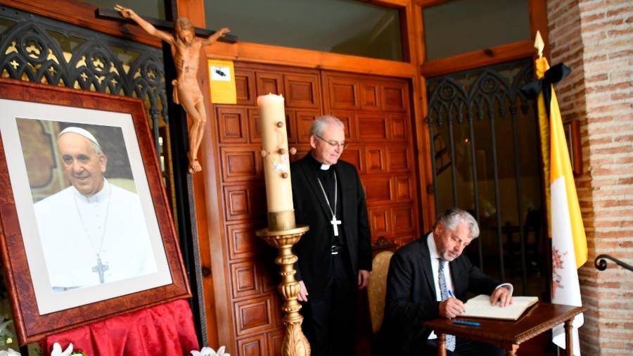 <i>El director de Diario JAÉN, Juan Espejo, firma en el libro de condolencias por la muerte del Papa Francisco. / Diario JAÉN. </i> $!<i>El director de Diario JAÉN, Juan Espejo, firma en el libro de condolencias por la muerte del Papa Francisco. / Diario JAÉN. </i>