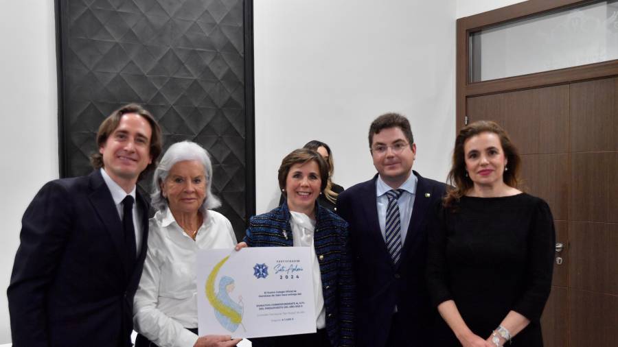 Distinciones a los nuevos colegiados por el día de los dentistas Distinciones a los nuevos colegiados por el día de los dentistas