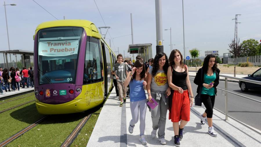 <i>Jóvenes salen del tranvía el día de pruebas. / Agustín Muñoz / Archivo Diario JAÉN.</i> $!<i>Jóvenes salen del tranvía el día de pruebas. / Agustín Muñoz / Archivo Diario JAÉN.</i>