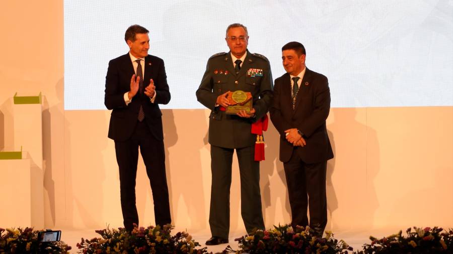 <i>El general de brigada Luis Ortega recibe su premio.</i> <i>El general de brigada Luis Ortega recibe su premio.</i>