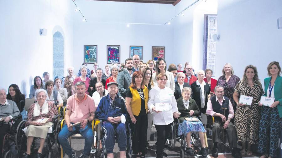 <i>La alcaldesa, en el centro, posa con los participantes en la presentación. / Jesús Delgado / Diario JAÉN.</i> <i>La alcaldesa, en el centro, posa con los participantes en la presentación. / Jesús Delgado / Diario JAÉN.</i>