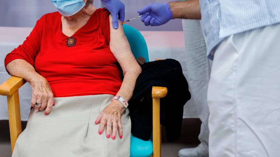 <i>Una mujer recibe su dosis contra la covid en Vallecas, este lunes. / Alejandro Martínez Vélez / Europa Press.</i> <i>Una mujer recibe su dosis contra la covid en Vallecas, este lunes. / Alejandro Martínez Vélez / Europa Press.</i>