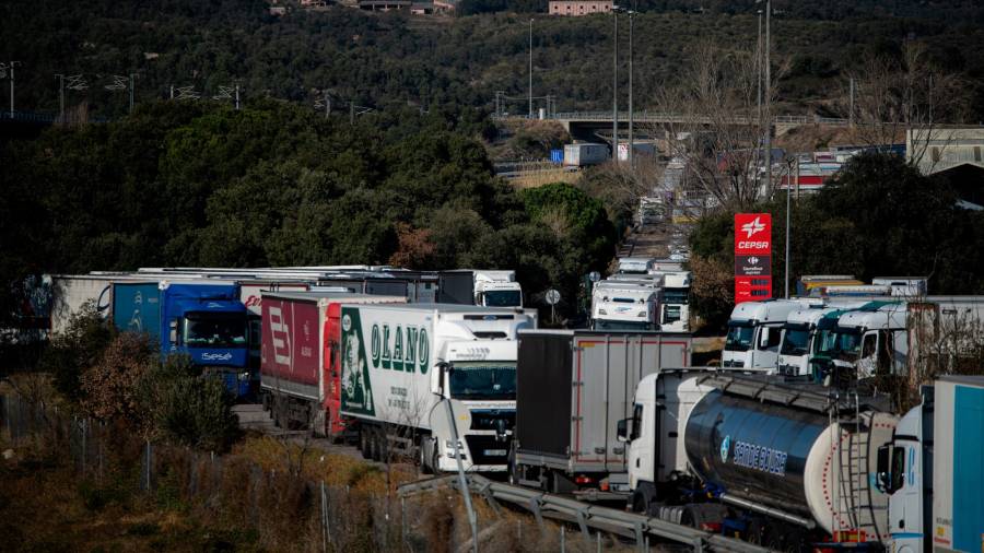 <i>Vehículos circulan en La Jonquera (Girona) tras la reapertura al tráfico de la AP-7 española y la A-9 francesa en la frontera entre ambos países. / Europa Press.</i> <i>Vehículos circulan en La Jonquera (Girona) tras la reapertura al tráfico de la AP-7 española y la A-9 francesa en la frontera entre ambos países. / Europa Press.</i>